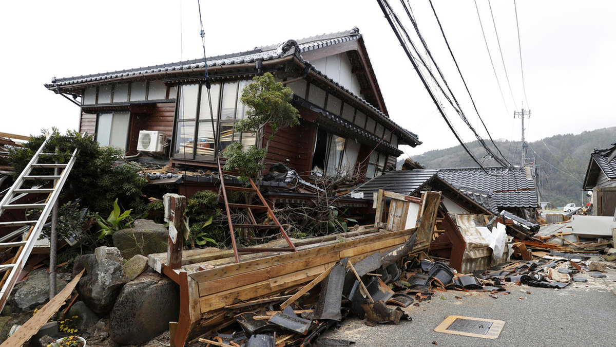 Ett skadat hus i staden Wajima där hälften av dödsfallen hittills har hittats efter jordbävningen.
