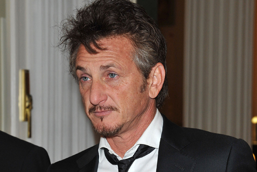 Sean Penn – omringad av vackra kvinnor.