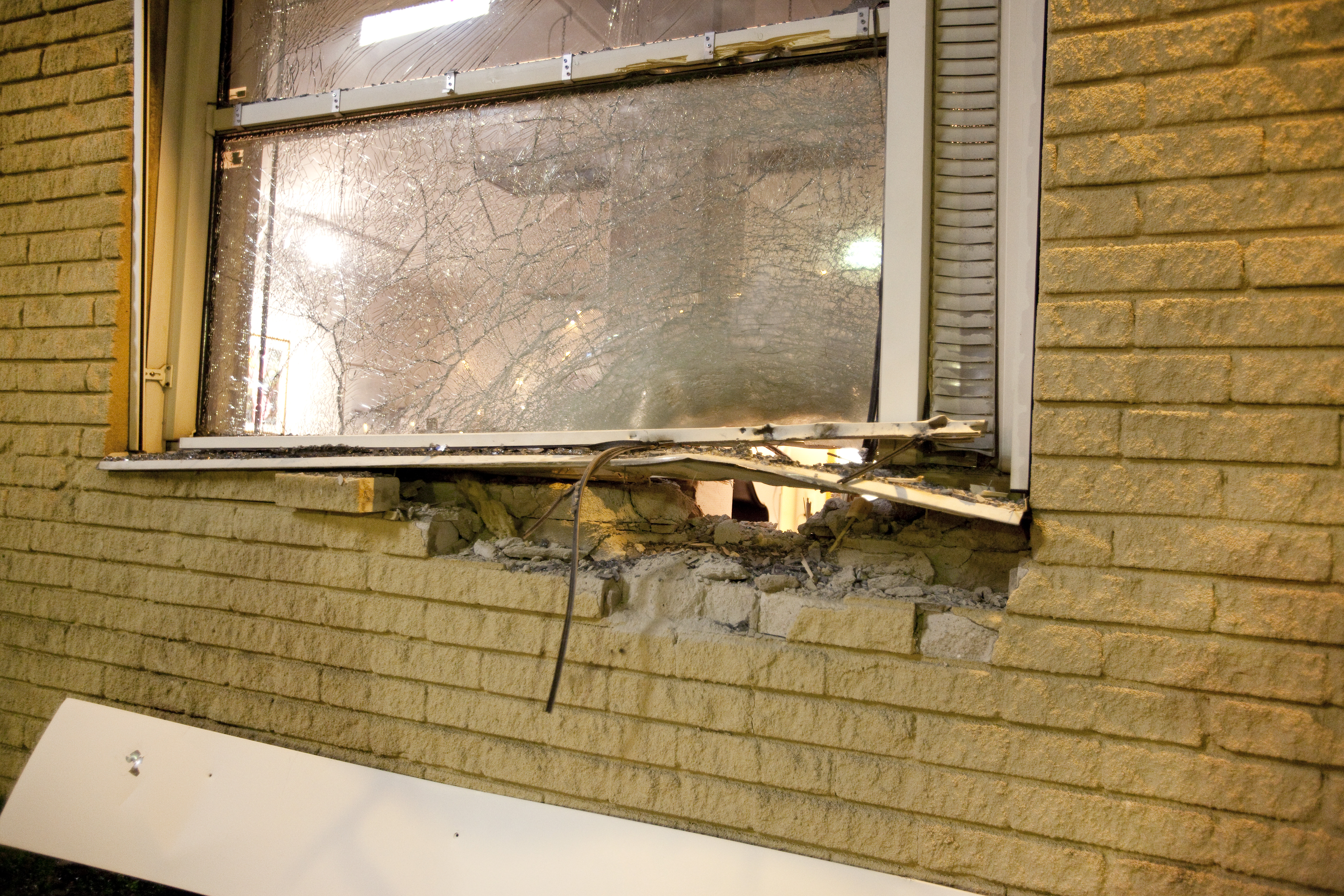 Flera fönsterrutor krossades och en vägg förstördes.