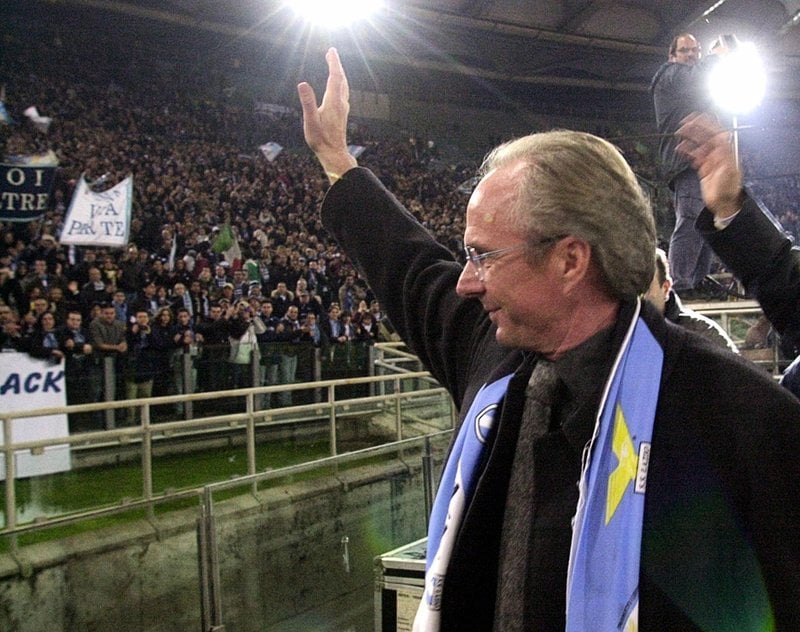 Sven-Göran Eriksson vinkar till Lazio-supportrar i Rom år 2000.