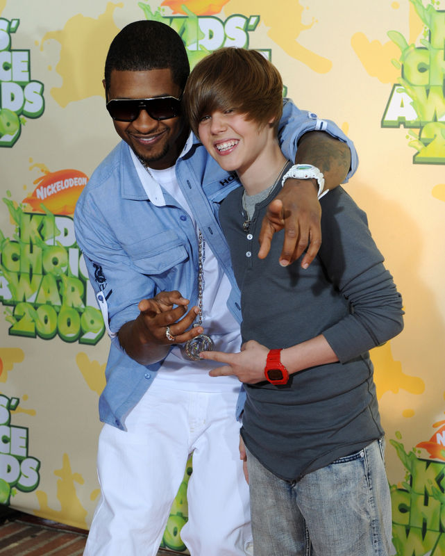 Usher och Justin Bieber på "Annual Kids Choice Awards" strax efter Justins 15-årsdag. Usher och Justin Bieber på "Annual Kids Choice Awards" strax efter Justins 15-årsdag.