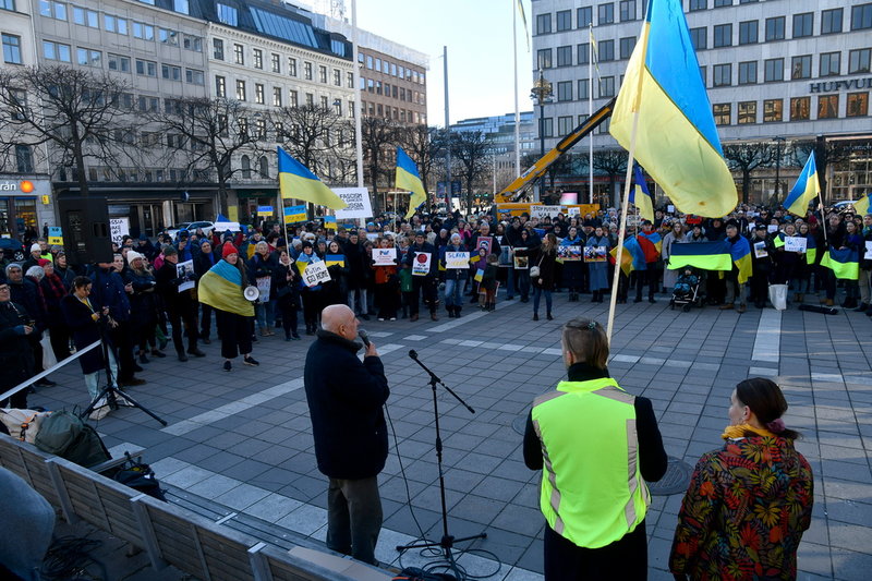 Debattören och författaren Kurdo Baksi var en av talarna vid en demonstration i Stockholm mot Rysslands invasion av Ukraina.