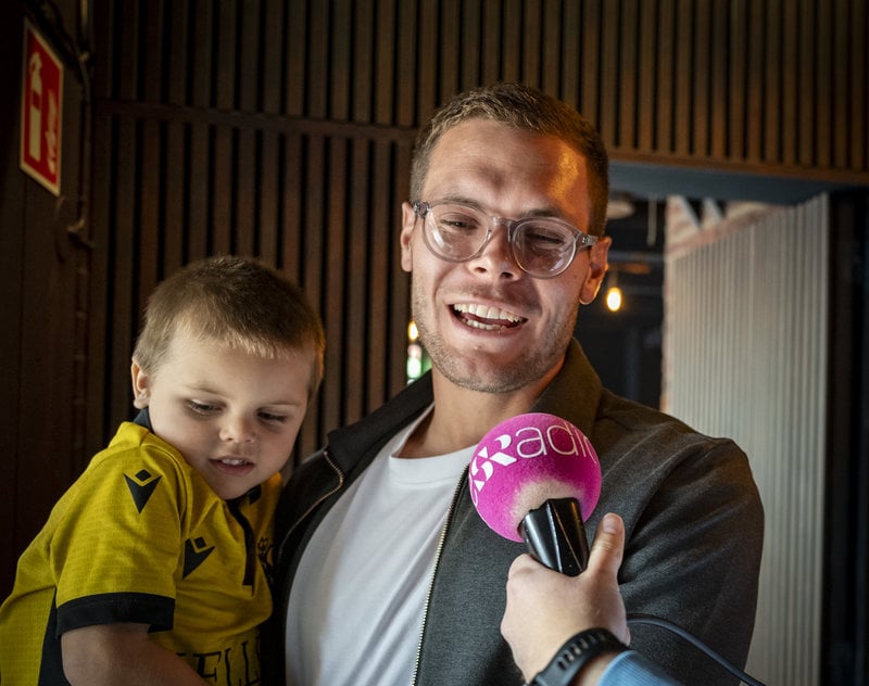 Jacob Bergström med sin son efter SM-guldet. Foto: Johan Nilsson/TT Jacob Bergström med sin son efter SM-guldet. Foto: Johan Nilsson/TT