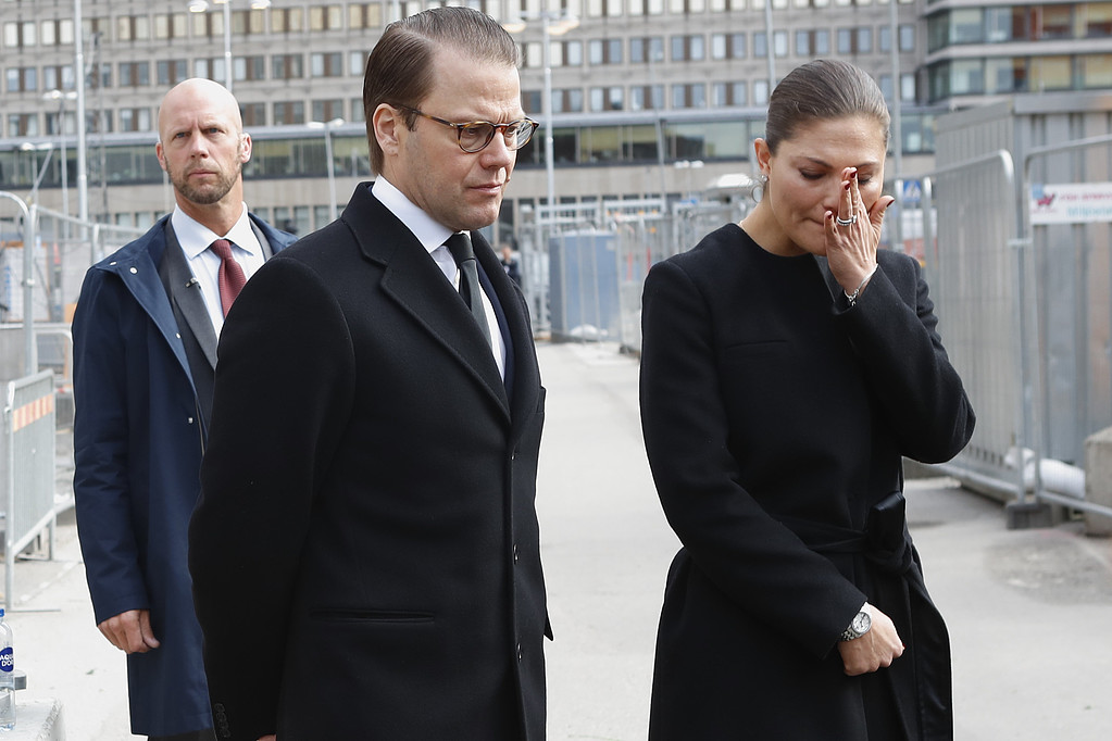 Kronprinsessan gråter Prins Daniel och prinsessan Victoria