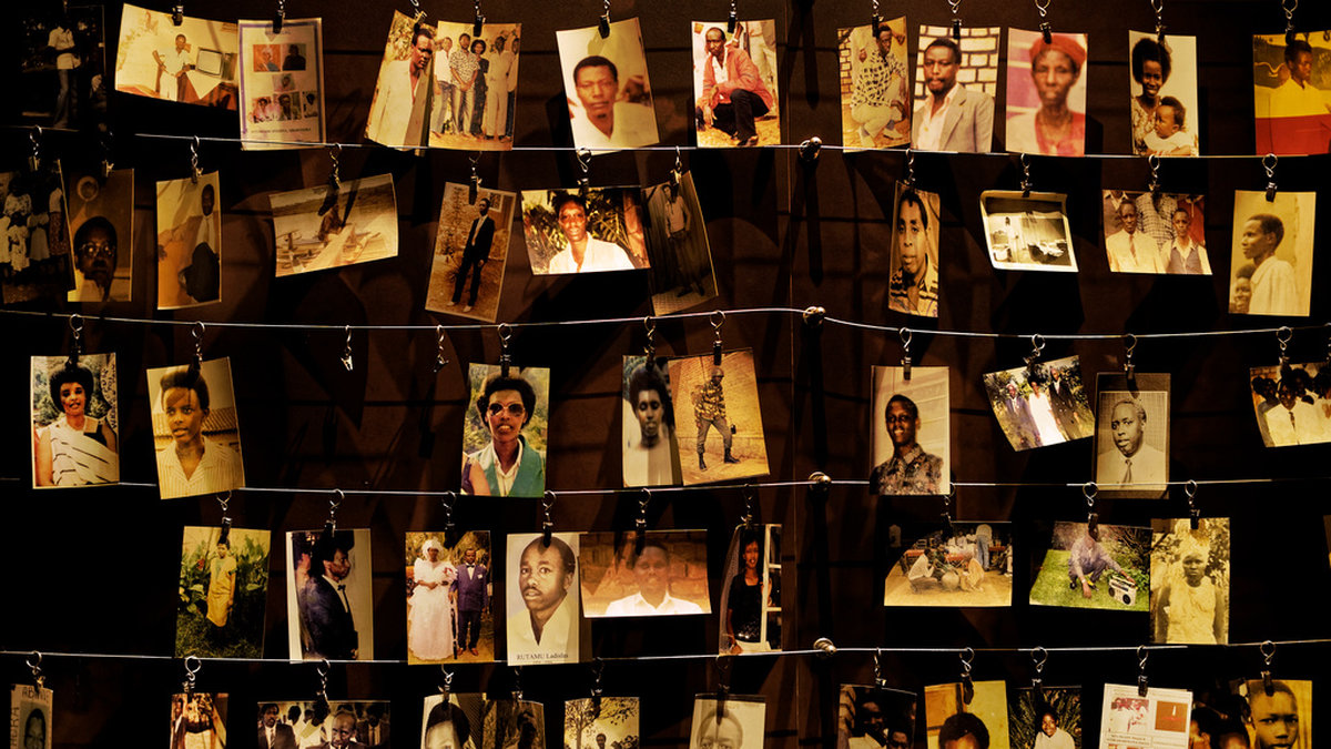 Bilder på personer som miste livet i folkmordet i Rwanda. Arkivbild.