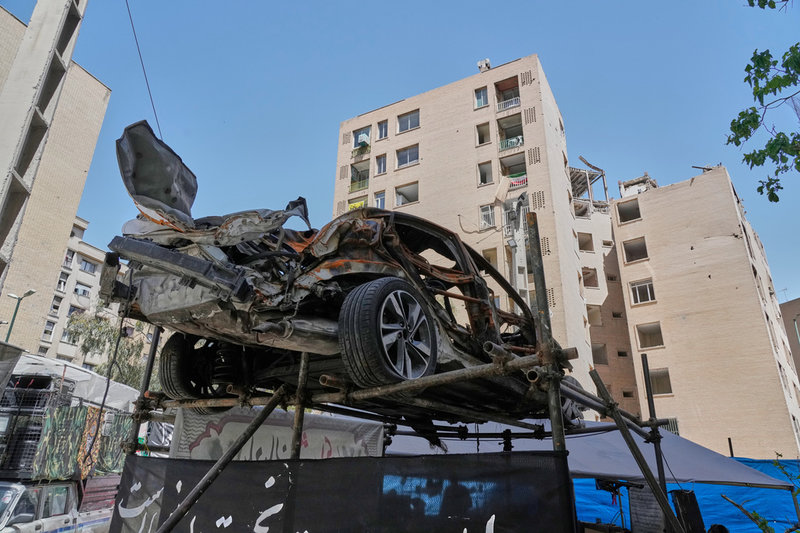 Resterna av en bil, i ett bostadsområde i Teheran som ska ha skadats i bombningar i början av mars. Bilden togs på tisdagen denna vecka.