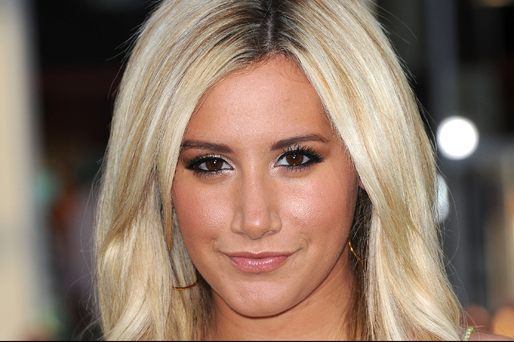 ... eller? Ashley Tisdale ett par år, och påstådda operationer, senare. ... eller? Ashley Tisdale ett par år, och påstådda operationer, senare.