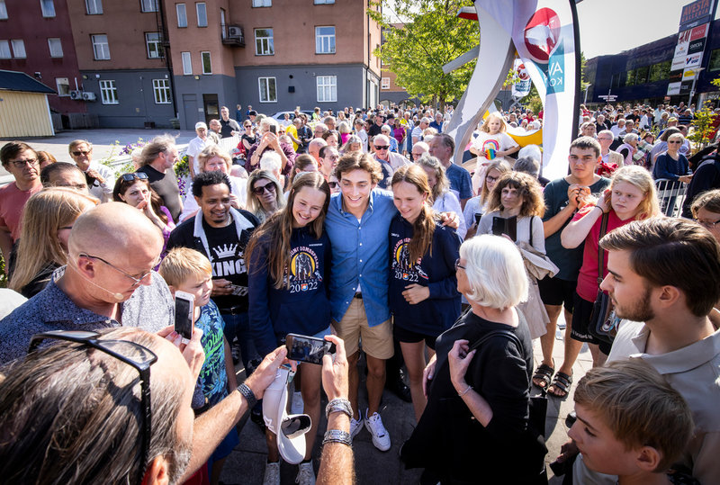 Massor av Avestabor kom för att få ta selfie och få autografer av Armand Duplatis när han kom 'hem' till Avesta