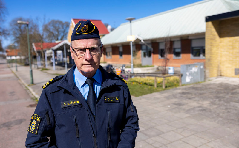 Kommunpolisen Glen Sjögren, som jobbar med det strategiska brottsförebyggande arbetet i Rosengård, utanför den eldhärjade Rosengårdsskolan.