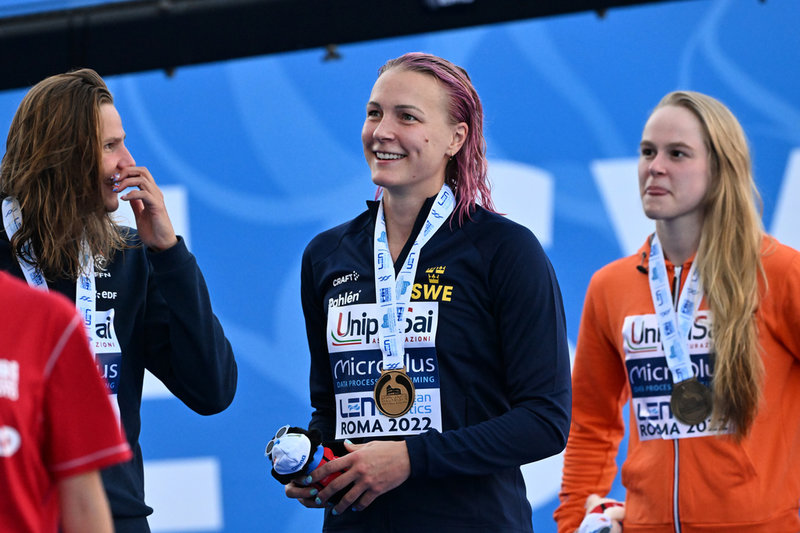 ROM 20220813 Sarah Sjöström (i mitten) med sin guldmedalj, Marie Wattel (till vänster), silver och Maaike de Waard (till höger) med brons.