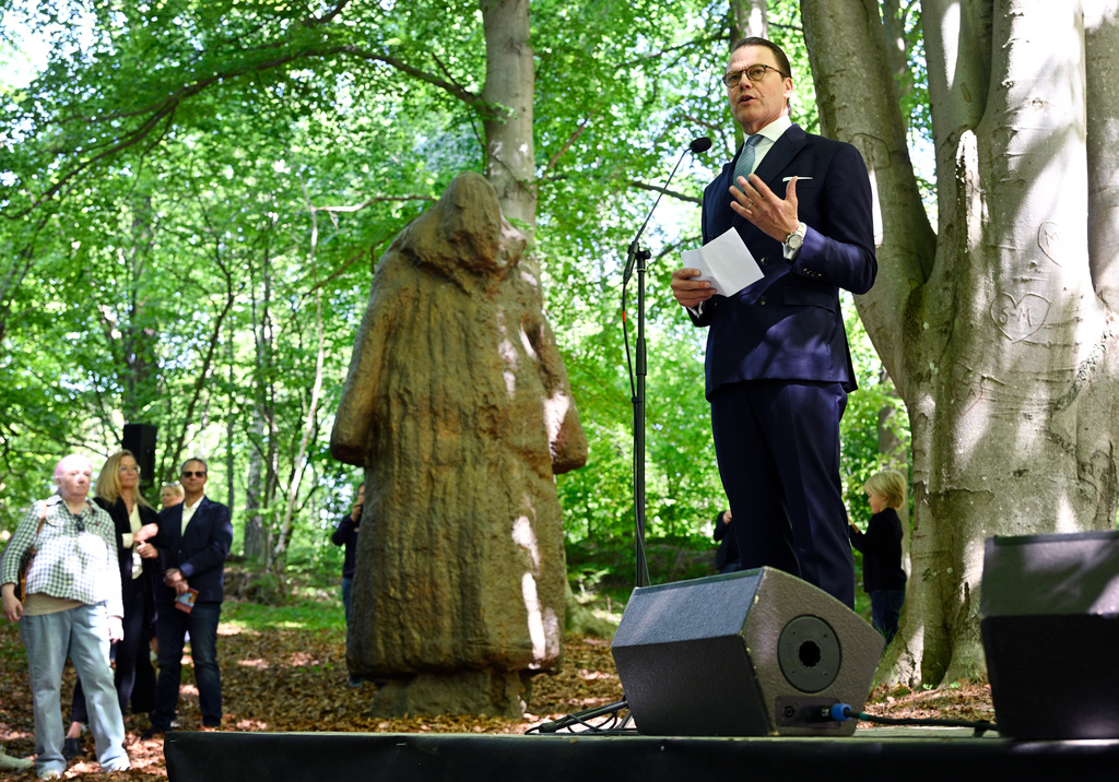 Prins Daniel inviger verket 'Osagd' av Charlotte Gyllenhammar i prinsessan Estelles skulpturpark på Djurgården.