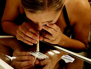 Enligt färska siffror tar fem gånger fler tjejer än killar kokain i Sverige.