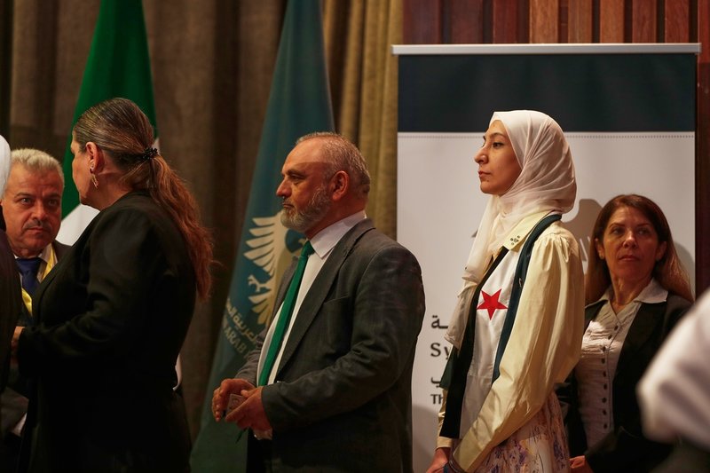 Medlemmar i syriska valorgan köar för att välja medlemmar till det nya övergångsparlamentet i en vallokal i huvudstaden Damaskus.