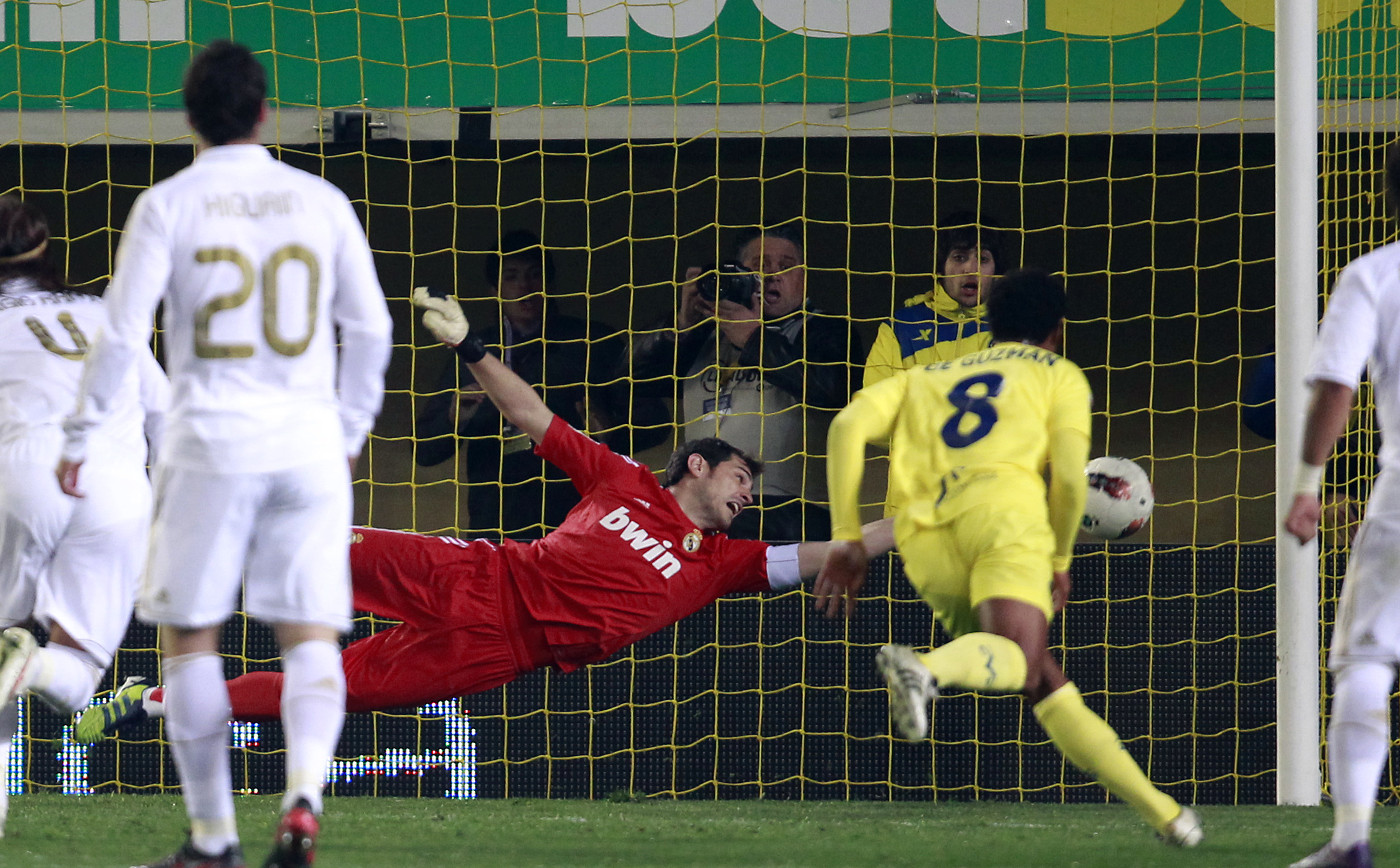 Och precis som mot Malaga blev Madrid straffade. Marcos Senna sköt 1-1 i den 82 minuten. Och precis som mot Malaga blev Madrid straffade. Marcos Senna sköt 1-1 i den 82 minuten.