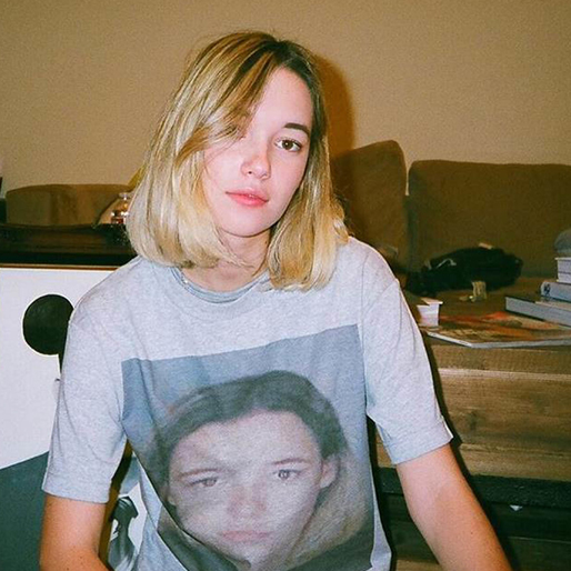 Jaden Smiths flickvän Sarah Snyder med sitt eget mugshot på tröjan. Jaden Smiths flickvän Sarah Snyder med sitt eget mugshot på tröjan.