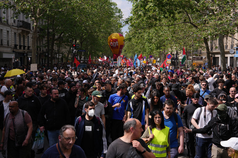 Stort förstamajtåg i Paris.