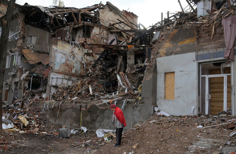 72-åriga Nina betraktar resterna av sitt bostadshus i Slavjansk i Donetsk i östra Ukraina. Det förstördes i rysk beskjutning för en månad sedan. Bilden togs på lördagen.