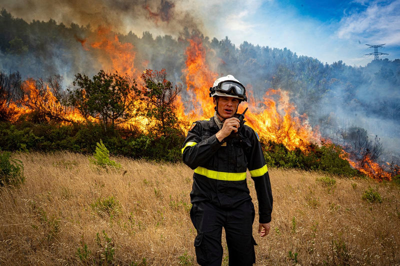 Över 2 000 brandmän har bekämpat branden.