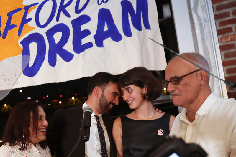 Demokraternas borgmästarkandidat i New York, Zohran Mamdani, tillsammans med sin fru Rama Duwaji. Omkring paret står Mamdanis föräldrar Mira Nair och Mahmood Mamdani. Bilden togs på Mamdanis valvaka i juni, då han vann Demokraternas primärval i staden.