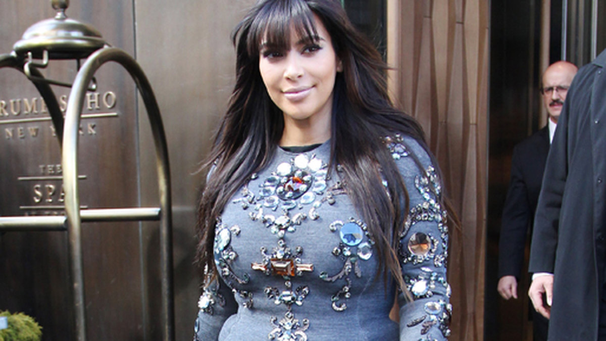 Kim vill gärna visa upp sin mage. Här i en juvelprydd klänning från Lanvin.