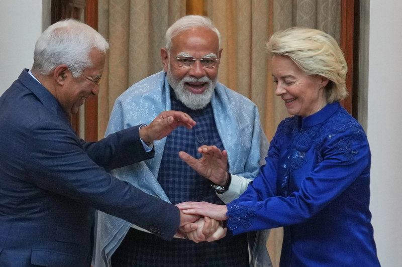 Indiens premiärminister Narendra Modi, i mitten, skakar hand med EU-ledarna Antonio Cósta och Ursula von der Leyen i samband med att ett frihandelsavtal slöts i slutet av januari.
