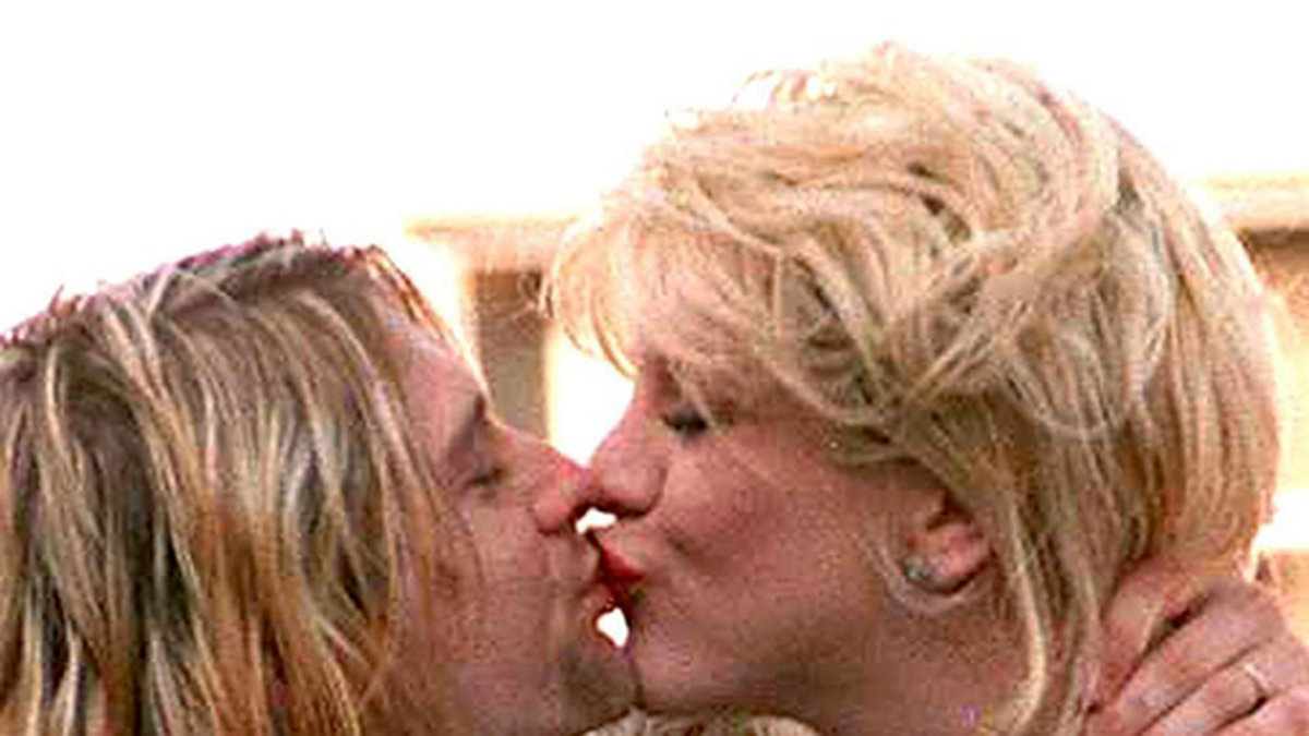 Kurt Cobain och Courtney Love kysser varandra på MTV Music Awards den 2 september 1993. 
