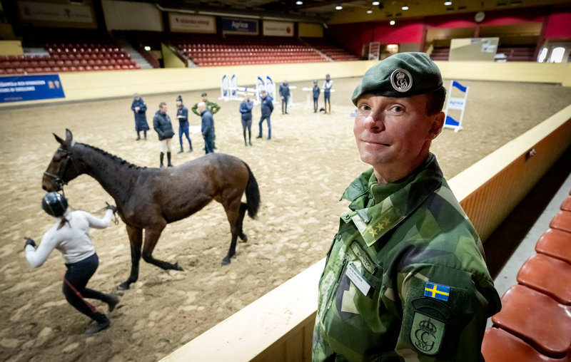 Petri Nylander, chef för kavalleriavdelningen på Livgardet, under visningen i stora ridhuset på Flyinge kungsgård.