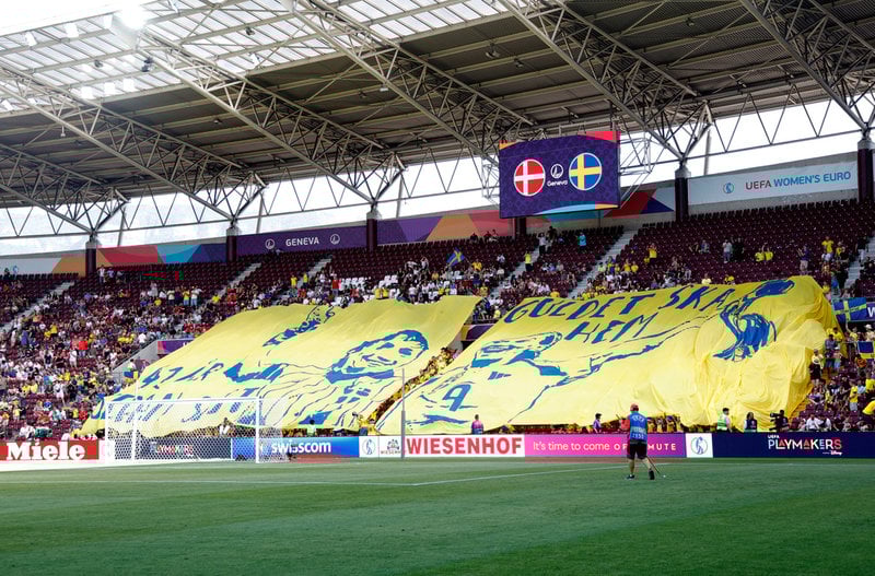 Svenska fansens tifo inför avspark, med Kosovare Asllani till höger.