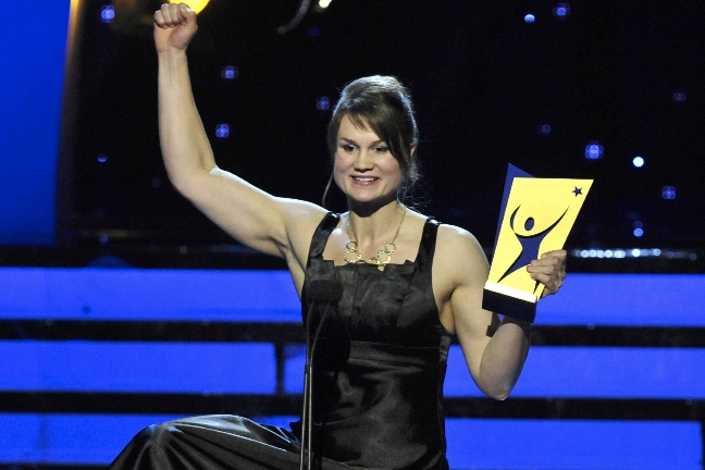 Armbryterskan Heidi Andersson tar emot sin makes Björn Ferrys pris som fick utmärkelsen "årets prestation". Samtidigt droppade hon kvällens bomb: "Björn, du ska bli farsa i juli"!