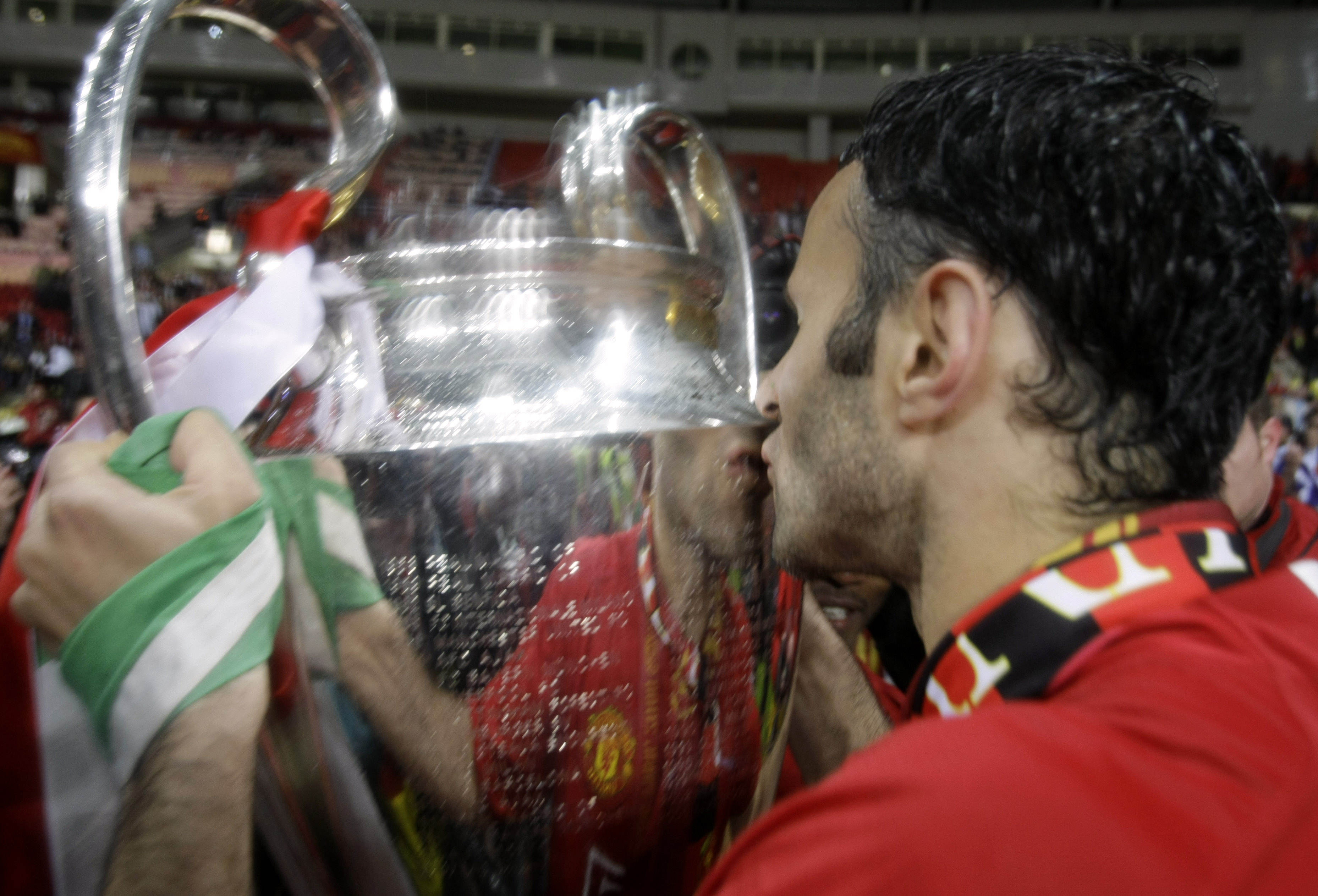 Ryan Giggs kysser Champions League-pokalen 2008.