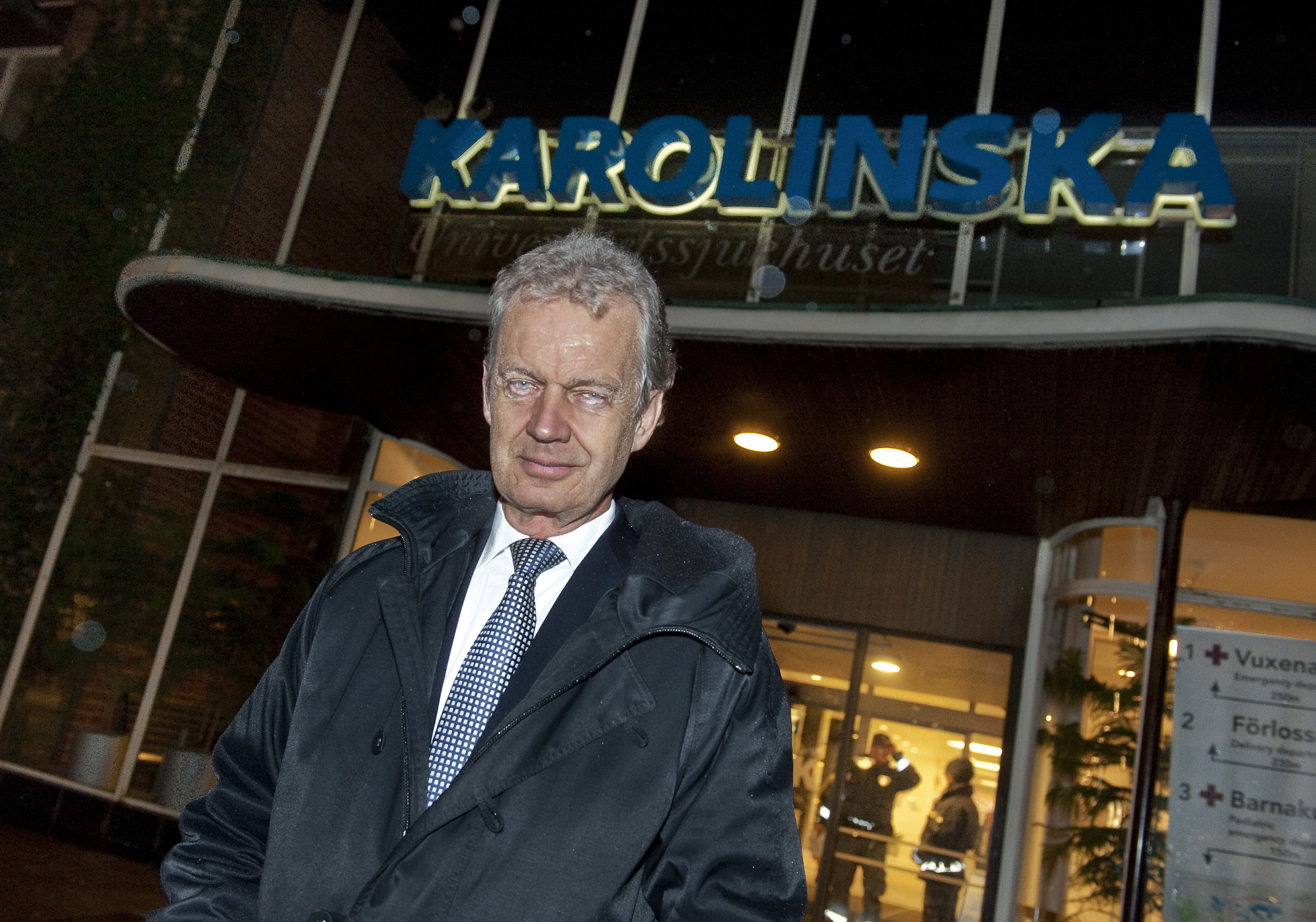 Hovets presschef Bertil Ternert utanför Karolinska.