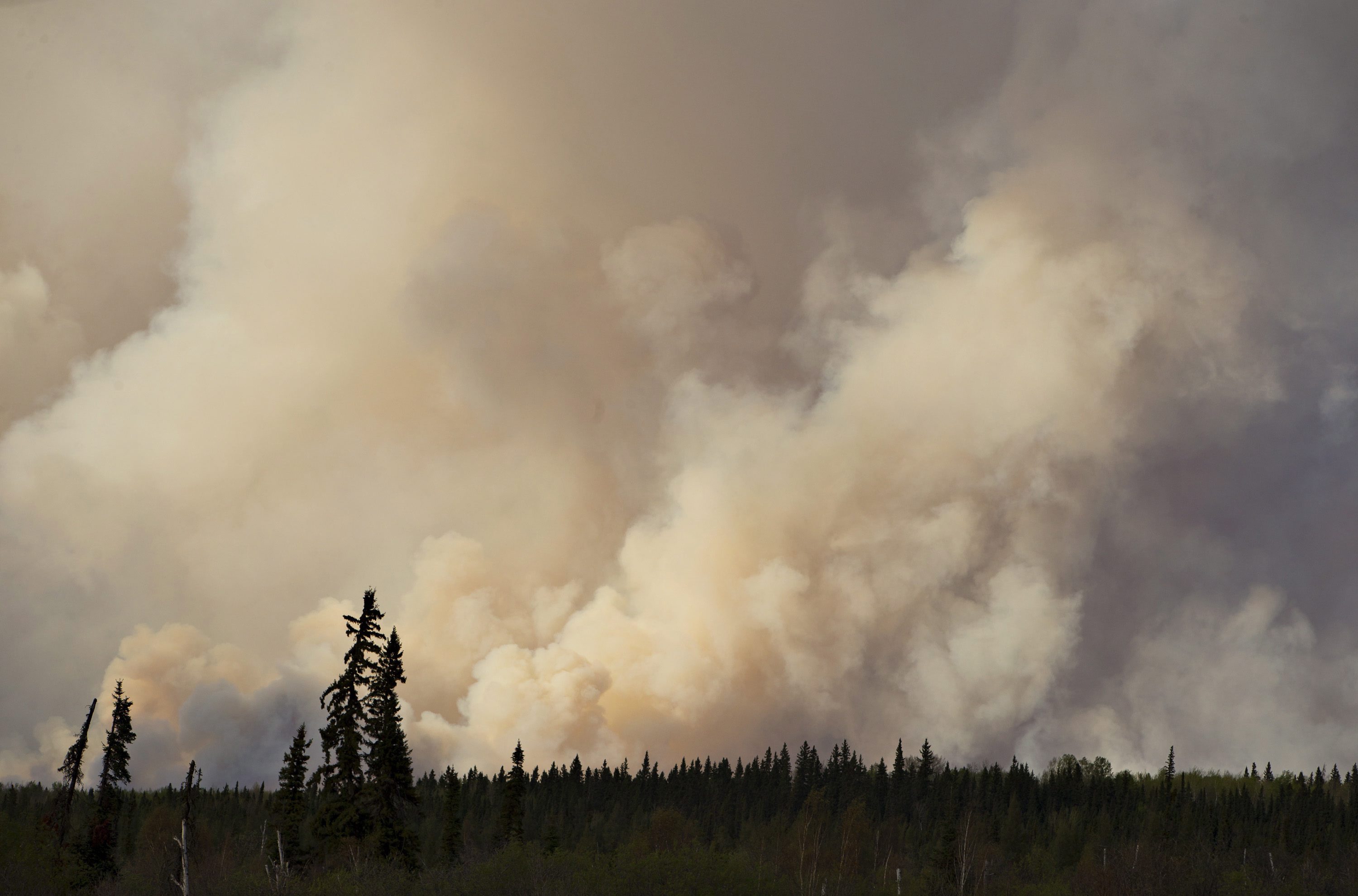 Skogsbranden i Kanada är inte under kontroll ännu.