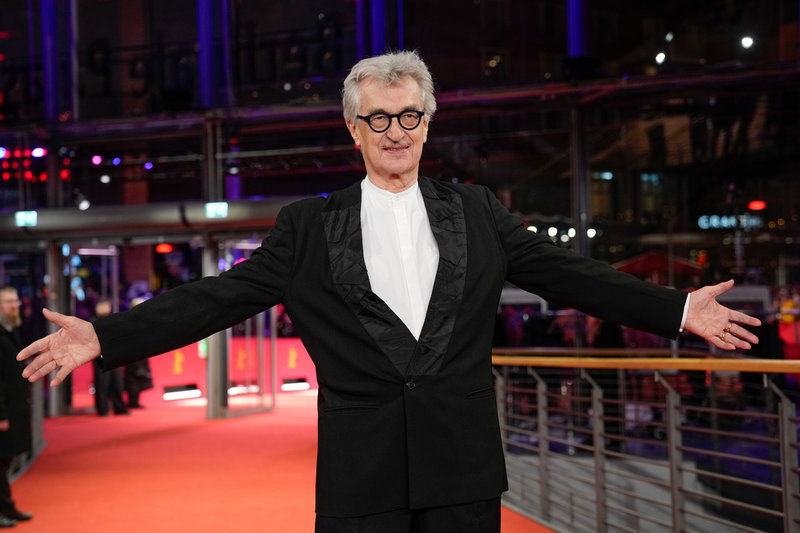 Årets juryordförande Wim Wenders på väg in till den 76:e upplagan av filmfestivalen i Berlin, även kallad Berlinale.
