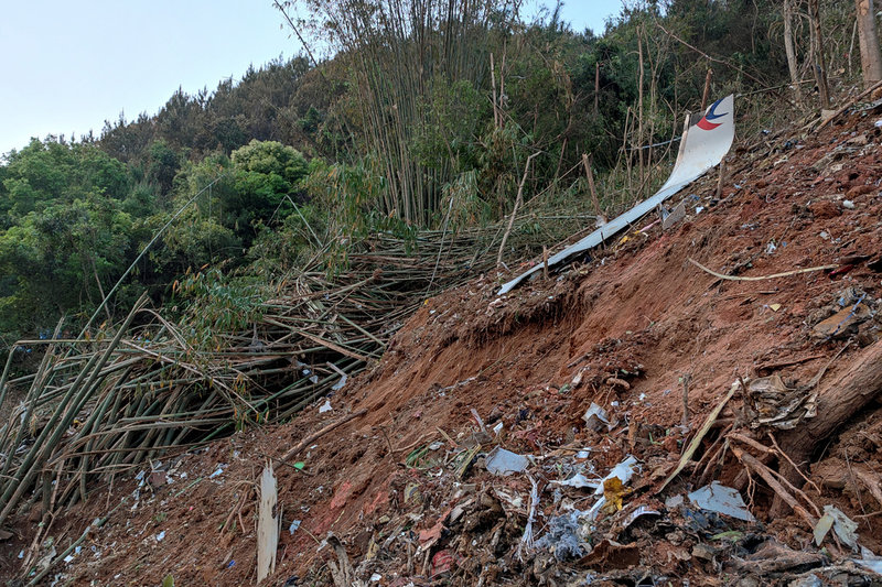 Rester av flygplanet syns på en bergssida i Guangxi.