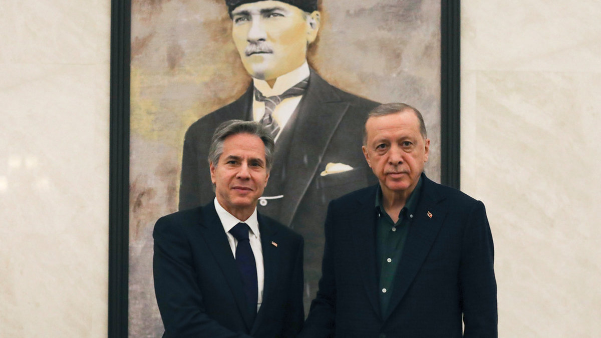 USA:s utrikesminister Antony Blinken skakar hand med Turkiets president Recep Tayyip Erdogan.