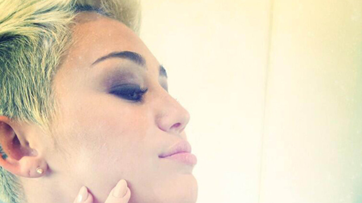I juli 2011 gjorde Miley texten "karma" på fingret.