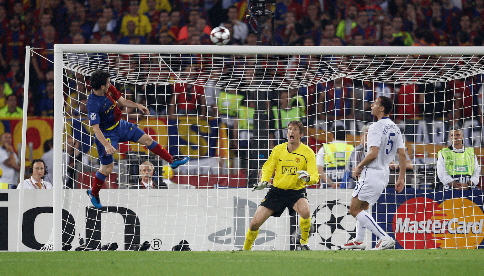 Han vinner luftduellen mot Rio Ferdinand och Edwin van der Saar i Champions League-finalen. Han vinner luftduellen mot Rio Ferdinand och Edwin van der Saar i Champions League-finalen.