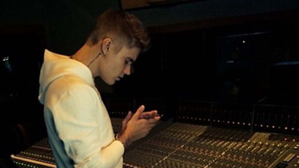 Justin Bieber hänger i studion. 