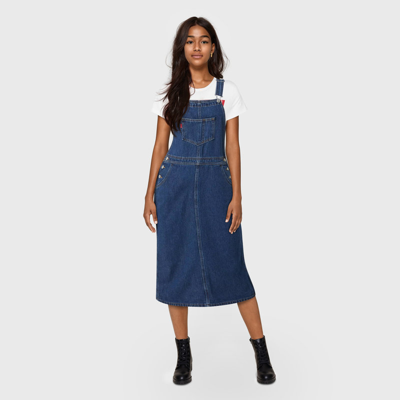 Levi's meddelade 2023 att man inledde ett samarbete med Lalaland.ai för att få bilder med mer mångfald, ett beslut som ledde till kraftig kritik. Den här modellen är helt AI-genererad och klädd i Levi's plagg. Pressbild.