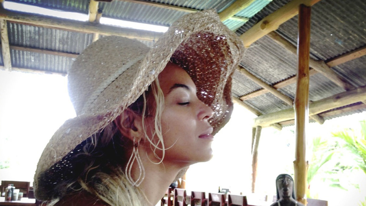 Beyonce använder sin egna parfym "Heat Rush" dagligen.