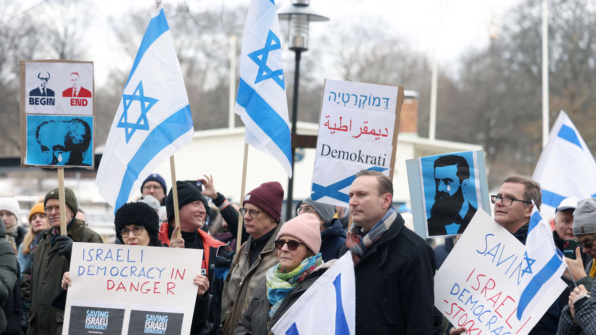 Manifestation till stöd för Israels demokratiska krafter vid Israels ambassad i Stockholm. UnXeptable-Saving the Israeli Democracy är namnet för de världsomspännande protester som pågår.