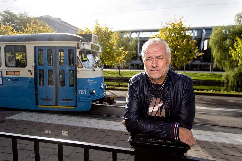 Glenn Hysén poserar vid en spårvagn. Glenn Hysén poserar vid en spårvagn.