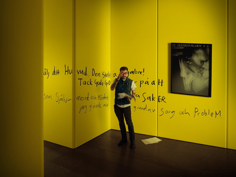 Ett föremål ur museets samlingar tolkas av Daniel Youssef, i ”Strindberg vs Youssef”. Pressbild.