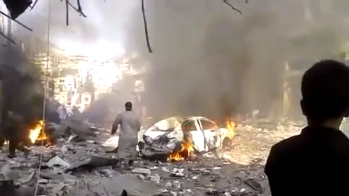 Efterdyningarna från att en bilbomb exploderat på en marknad i staden Darkoush den 14 oktober 2013.