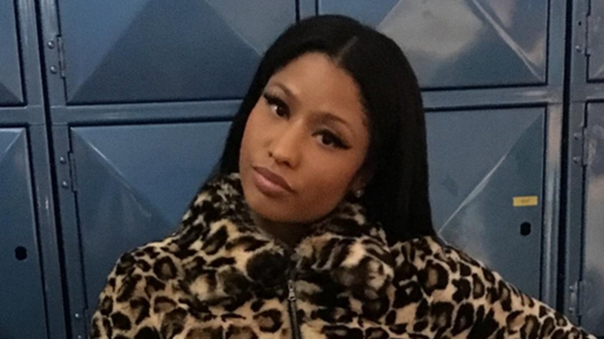 Nicki Minaj är förtjust i sin leopardjacka från Marc Jacobs.