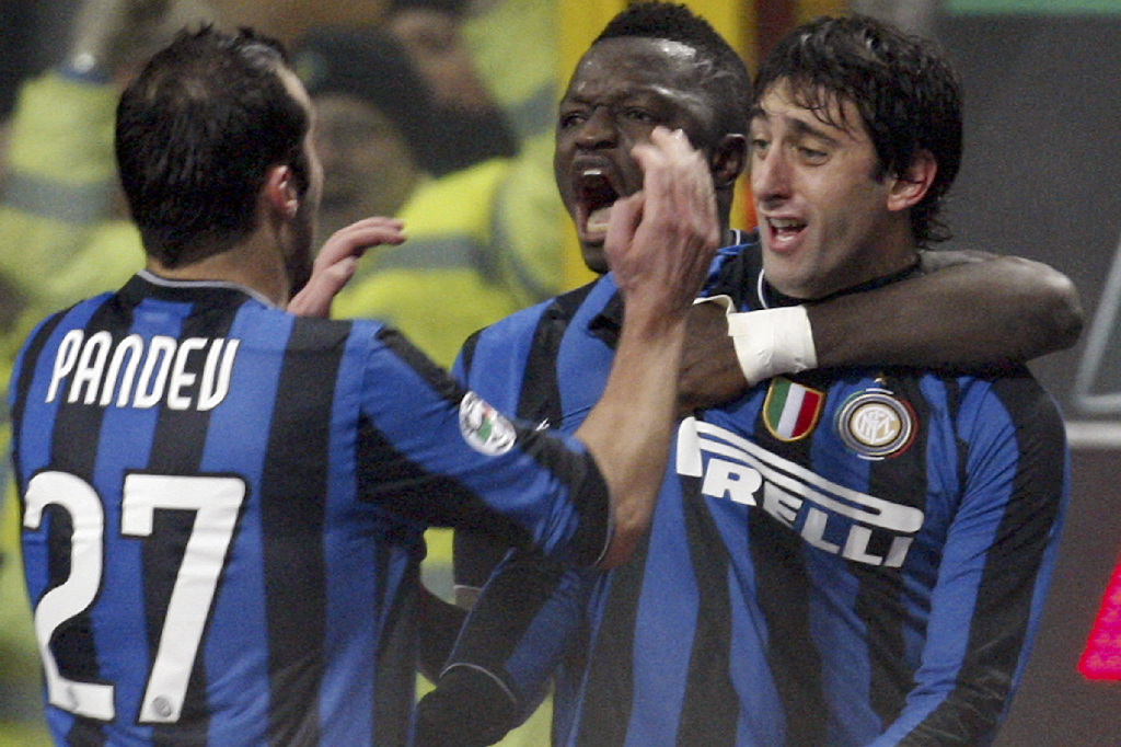 Diego Milito gjorde matchens första mål och la grunden för Inters 2-0-seger mot ärkerivalen Milan.