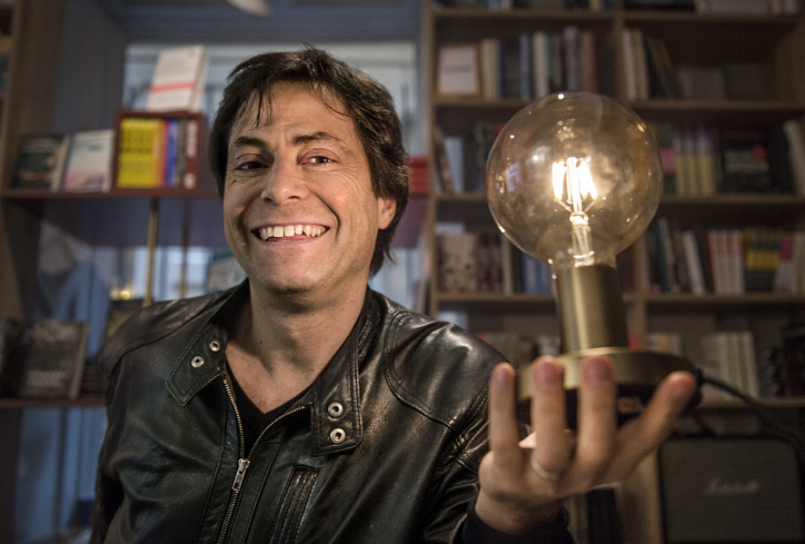 Max Tegmark håller i en lampa Max Tegmark håller i en lampa
