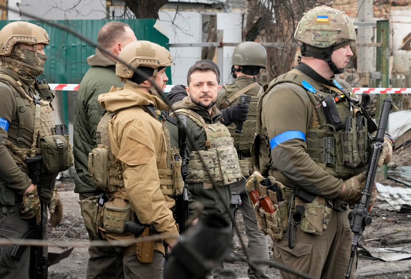 President Volodymyr Zelenskyj har hyllats för sitt ledarskap under Rysslands invasion av Ukraina. Bild från 4 april då Zelenskyj besökte Butja.