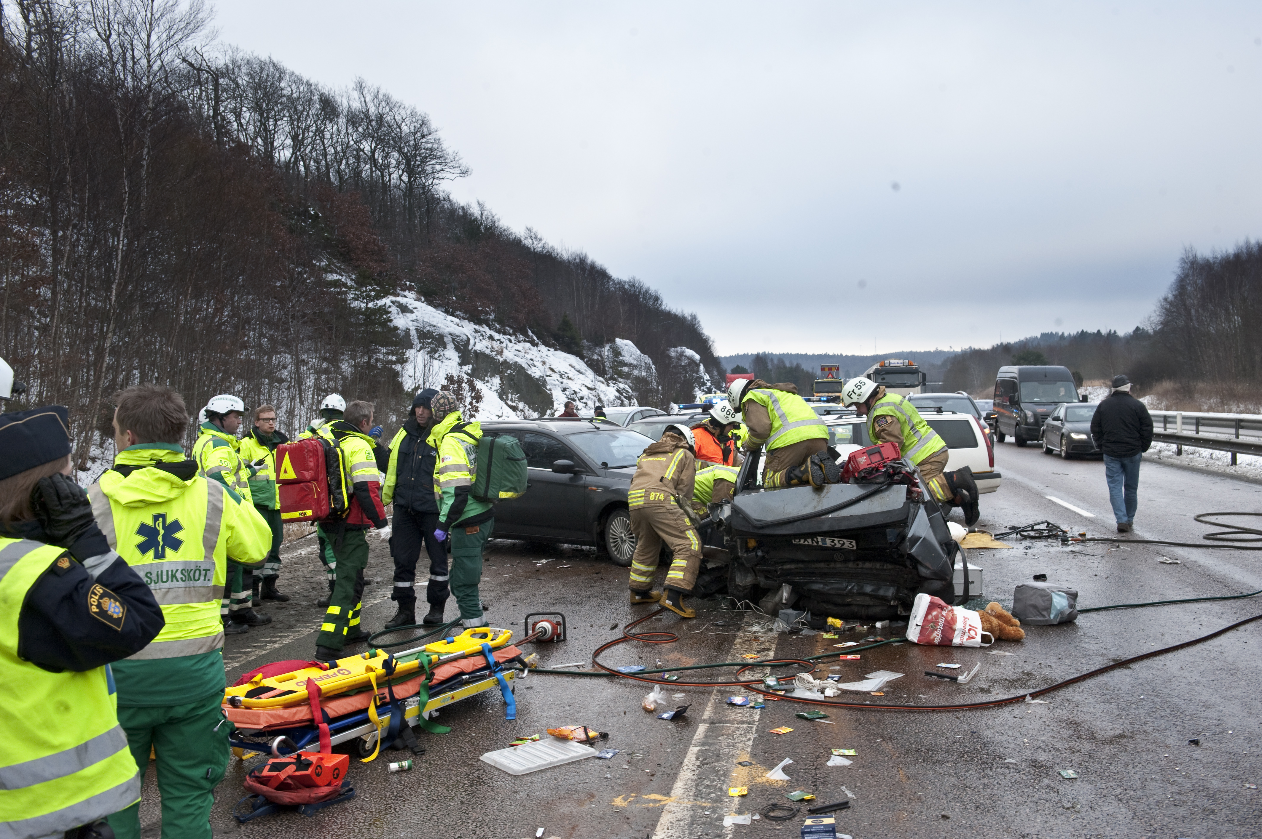 Flera trafikolyckor på E 6 mellan Kungsbacka och Göteborg har lett till trafikkaos. Här en av olyckorna vid Varlamotet där en fastklämd förare fick föras till sjukhus med ambulanshelikopter. 