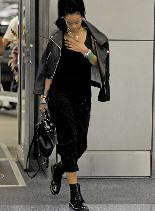 Rihanna är chic när hon anländer till Miami. Rihanna är chic när hon anländer till Miami.